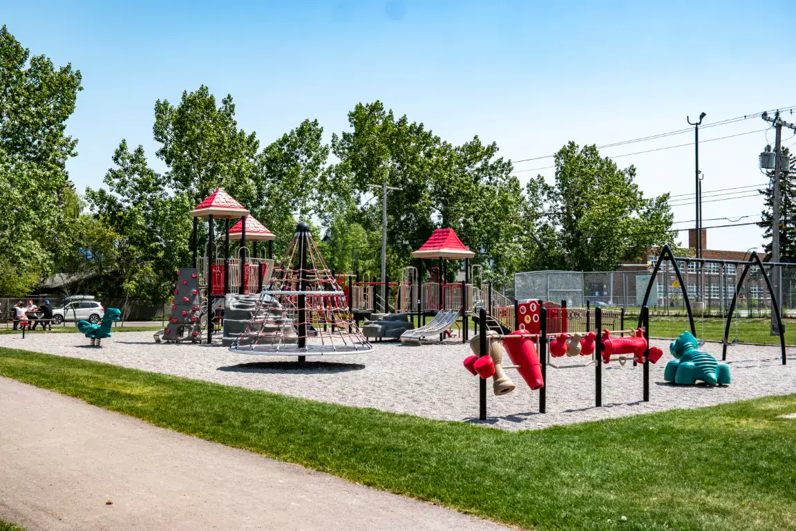 West Hillhurst property and community context
